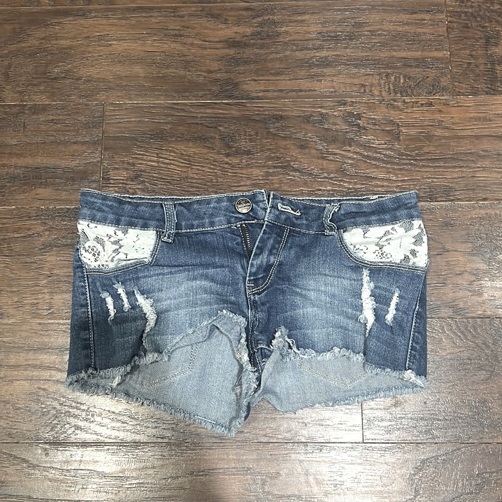 Lacey detail, booty shorts distressed American Style Iris Jeans
